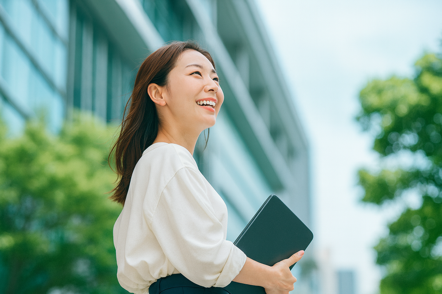 働く人の前向きな表情を切り取ったイメージ